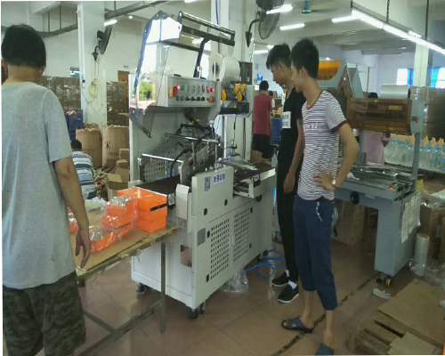 全自動(dòng)套膜收縮機(jī)應(yīng)用于塑膠行業(yè)